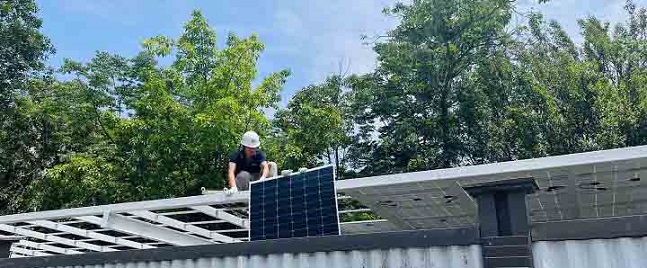 La construction d'un abri de voiture à modules solaires flexibles par le gouvernement du district de Rongchang est en cours