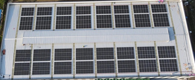 Photovoltaïque distribué sur le toit de l'entrepôt du groupe HG